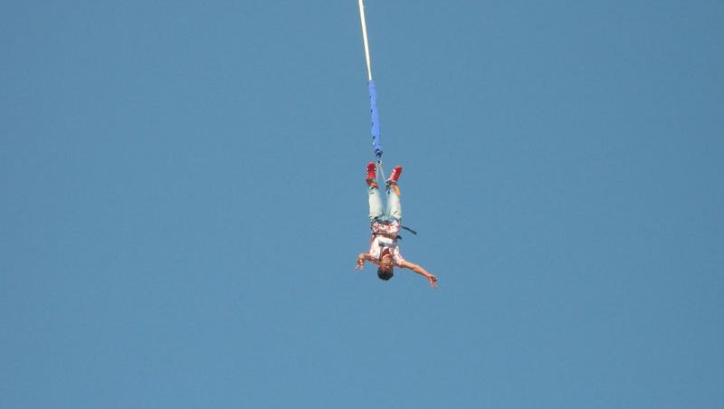Hobby la 91 de ani: O batranica face bungee jumping