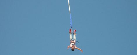 Hobby la 91 de ani: O batranica face bungee jumping