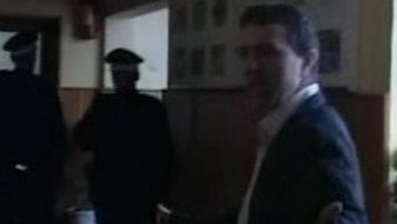 VIDEO! Dosar penal pentru un profesor dupa ce a plamuit un elev in Gorj