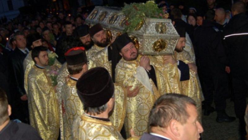 UPDATE! Moastele Sfintei Parascheva au fost scoase in curtea Catedralei Mitropolitane din Iasi