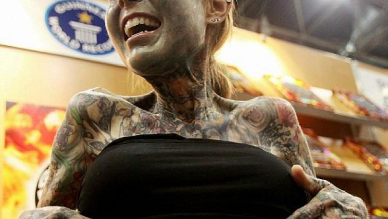 FOTO! Vezi cea mai tatuata femeie!