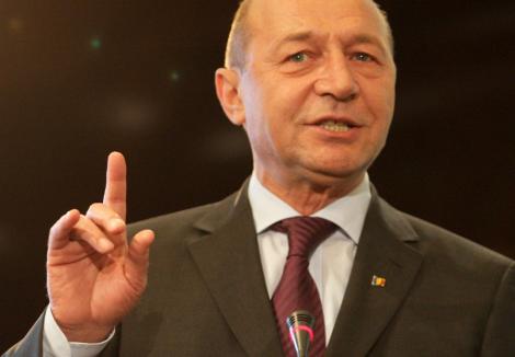 VIDEO! Basescu, apostrofat de o femeie la sediul PNTCD: "Lumea moare de foame si dumneavoastra ati facut averi uriase"