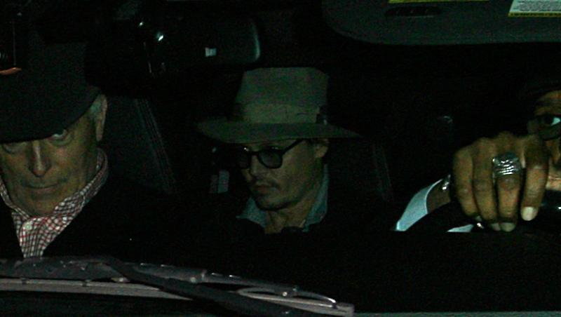 VIDEO! Johnny Depp s-a imbatat si a cazut pe strada!