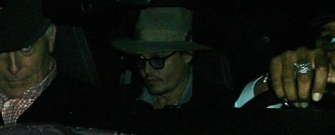 VIDEO! Johnny Depp s-a imbatat si a cazut pe strada!