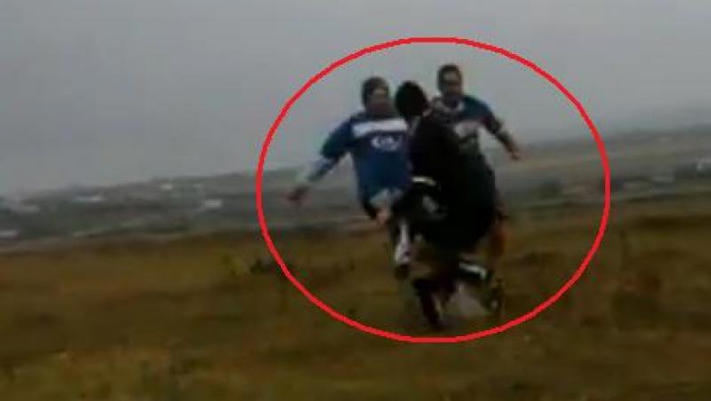 VIDEO! Un arbitru din Liga a 5-a, batut mar de fotbalisti in timpul unui meci