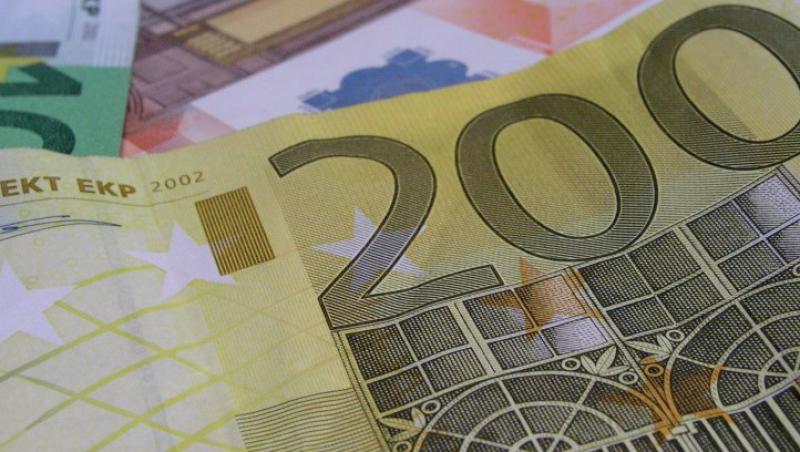 Cursul a coborat sub nivelul de 4,33 lei/euro