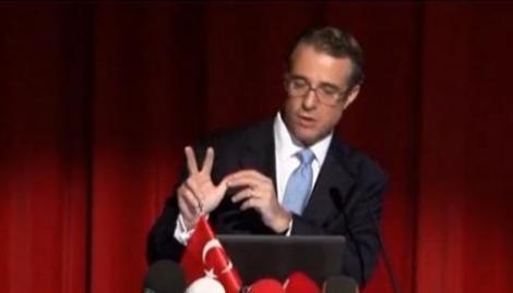VIDEO! Reprezentant FMI, atacat cu oua in timpul discursului