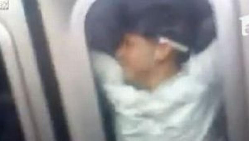 VIDEO! Inconstient: A circulat cu metroul, agatat de usa unui vagon