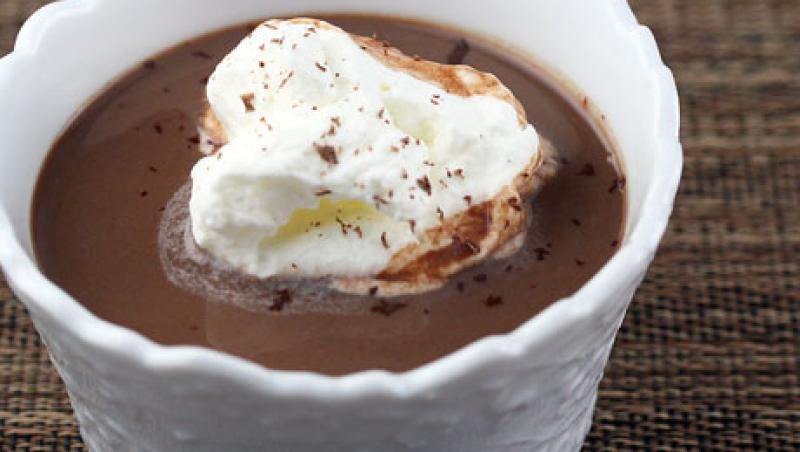 Reteta inedita: Supa crema de pui cu ciocolata neagra