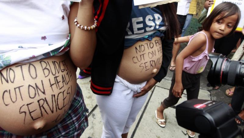 FOTO! Protest cu burtile gravide la vedere in Filipine