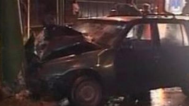 VIDEO! Un brasovean a intrat cu masina in stalp din cauza alcoolului