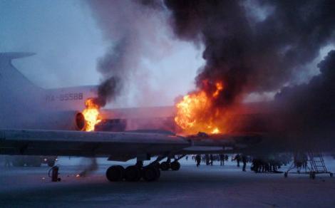 Un avion cu 67 de pasageri la bord a luat foc in Siberia