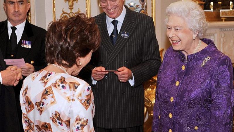 Regina Marii Britanii a ras in gura mare de tinuta unei invitate
