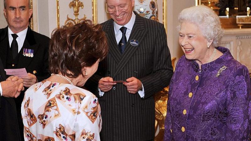 Regina Marii Britanii a ras in gura mare de tinuta unei invitate
