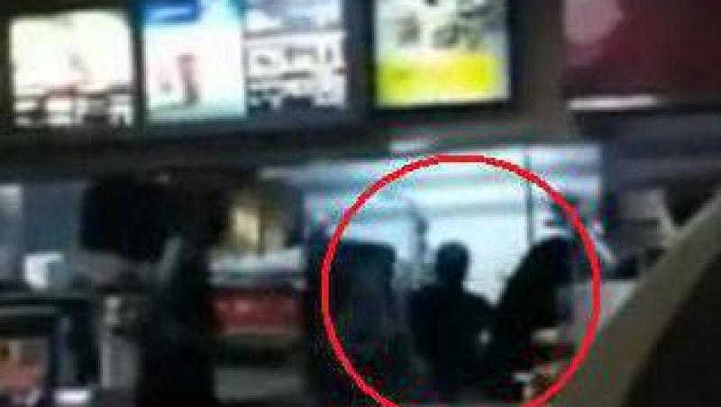 VIDEO! SUA: Un angajat al unui fast food, filmat in timp ce loveste doua cliente cu o bara de metal