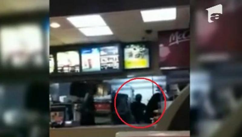 VIDEO! SUA: Un angajat al unui fast food, filmat in timp ce loveste doua cliente cu o bara de metal