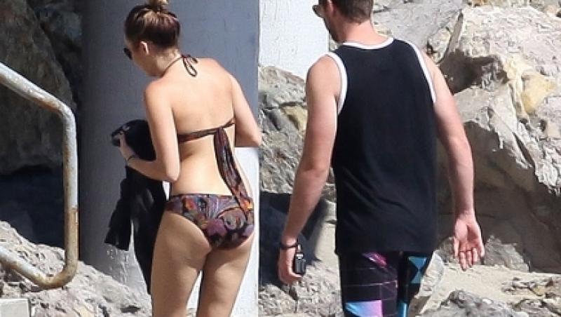 FOTO! Miley Cyrus si-a innebunit iubitul in costum de baie