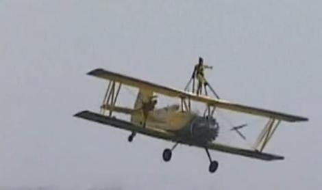 VIDEO! Doua tinere au executat acrobatii pe aripile unui avion in zbor