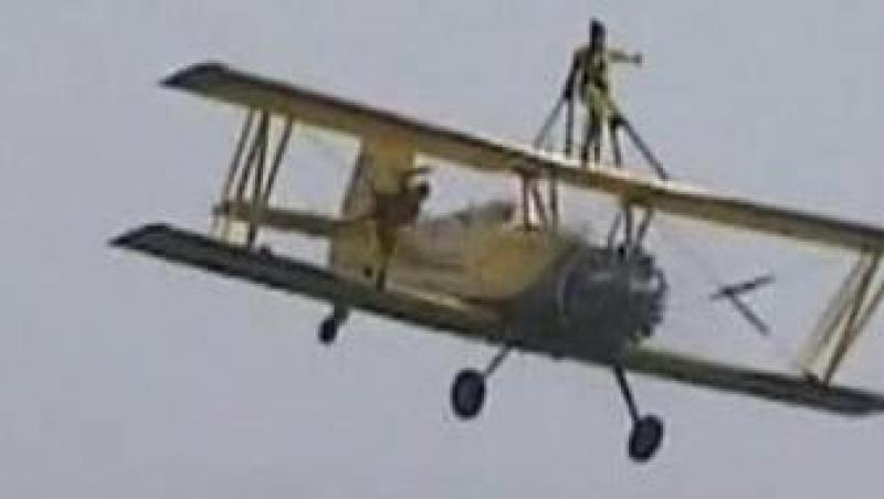 VIDEO! Doua tinere au executat acrobatii pe aripile unui avion in zbor