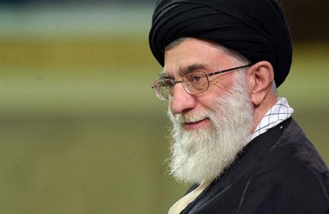 Iran: Ayatolahul Ali Khamenei "dinamiteaza" scaunul de presedinte al lui Ahmadinejad