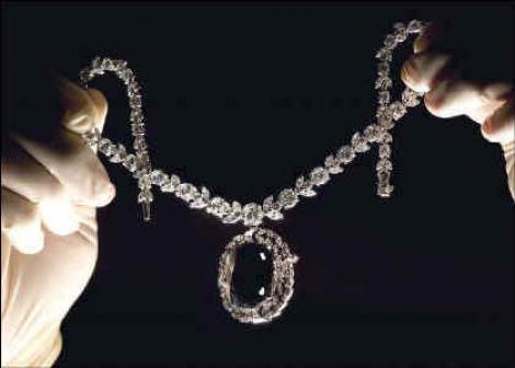Diamantul negru, lux si stralucire provenit din spatiu