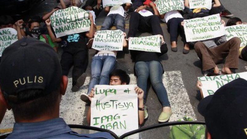 FOTO! Studentii filipinezi protesteaza pe trecerea de pietoni in Manila