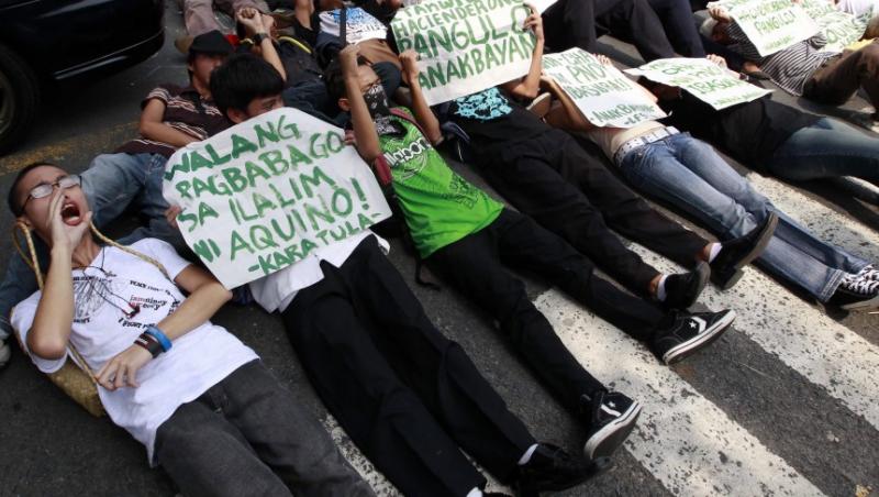 FOTO! Studentii filipinezi protesteaza pe trecerea de pietoni in Manila