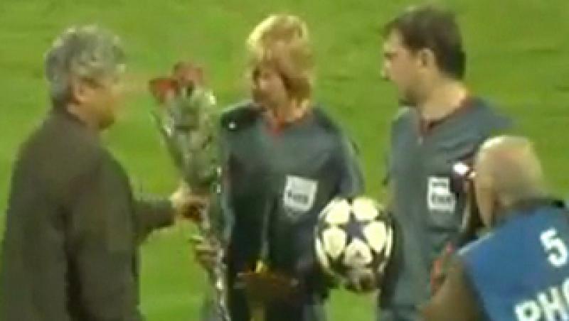 VIDEO! Mircea Lucescu a oferit trandafiri rosii unei femei arbitru