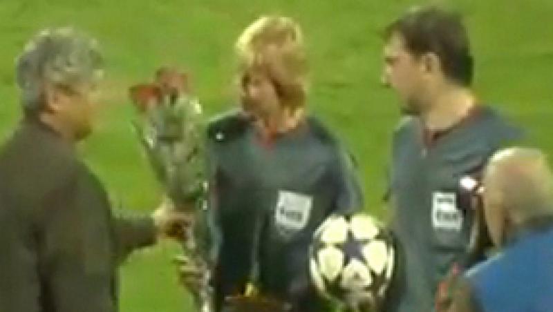 VIDEO! Mircea Lucescu a oferit trandafiri rosii unei femei arbitru