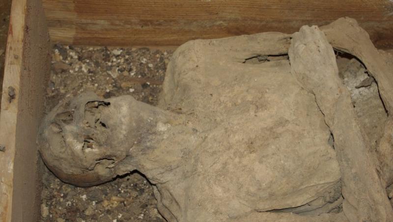 O televiziune din Marea Britanie va transmite mumificarea unui cadavru