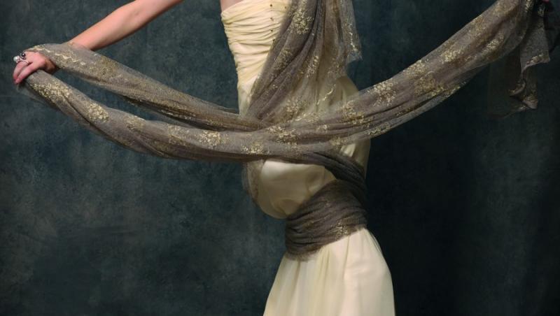 FOTO! Iulia Albu, in rochie de mireasa transparenta