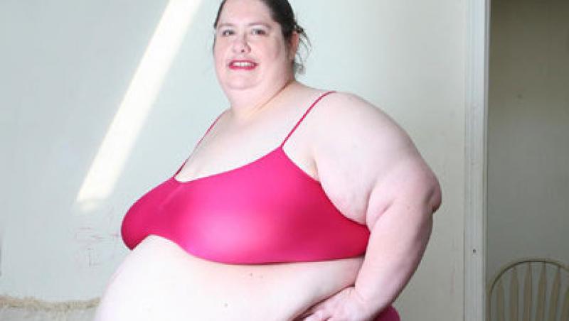 FOTO! Cea mai grasa mama din lume, obligata de logodnic sa manance!