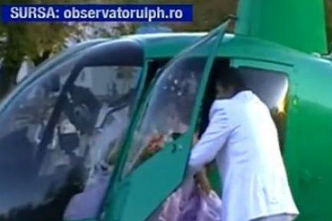 VIDEO! Ultima moda la nuntile de rromi: Mirii au aterizat cu elicopterul