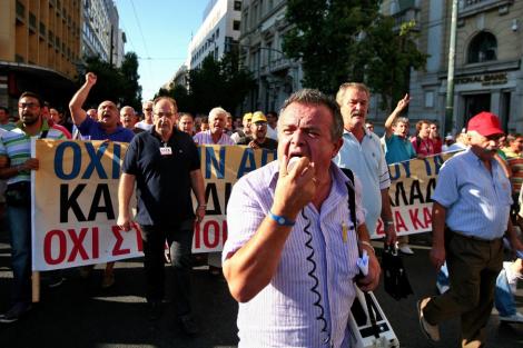 GALERIE FOTO! Grecia paralizata de o greva generala. Violente la Atena intre protestatari si politie