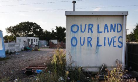 VIDEO! Tabara ilegala, demolata cu forta in Marea Britanie. Confruntari violente intre romi si fortele de ordine
