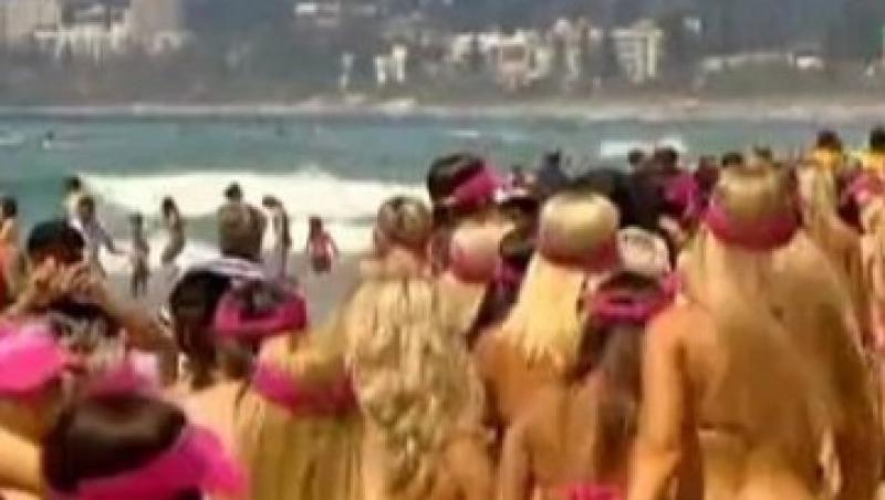 VIDEO! 357 de femei in bikini au defilat pe o plaja australiana!