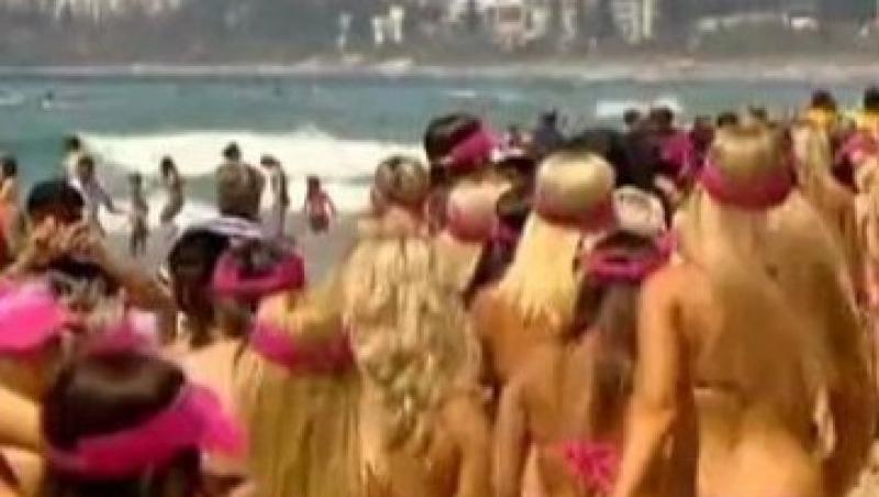 VIDEO! 357 de femei in bikini au defilat pe o plaja australiana!