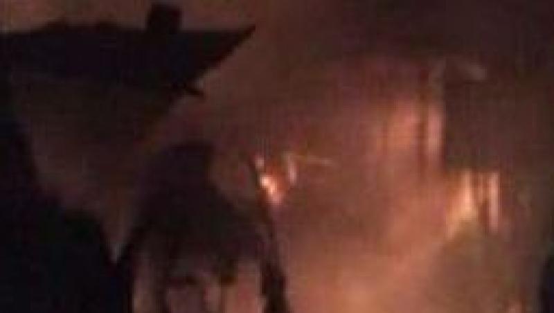 VIDEO! Un cazan de tuica a provocat un incendiu de proportii in Resita