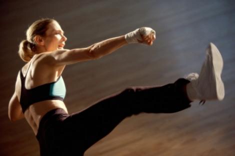 Aerobic kickboxing – te mentii in forma, te distrezi, slabesti si inveti sa te aperi