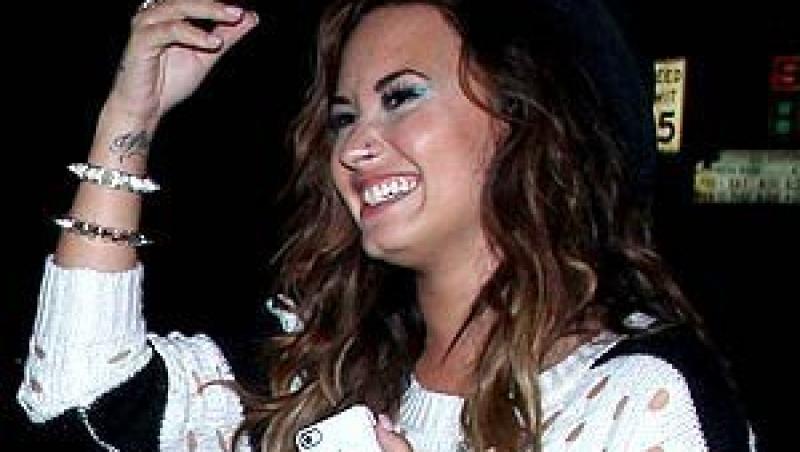 Demi Lovato si-a pus cercel in nas!