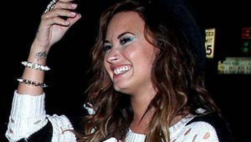 Demi Lovato si-a pus cercel in nas!