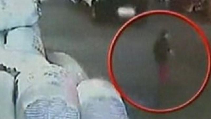 China: Micuta Yue Yue, fetita calcata de doua masini si lasata sa zaca pe strada, a murit