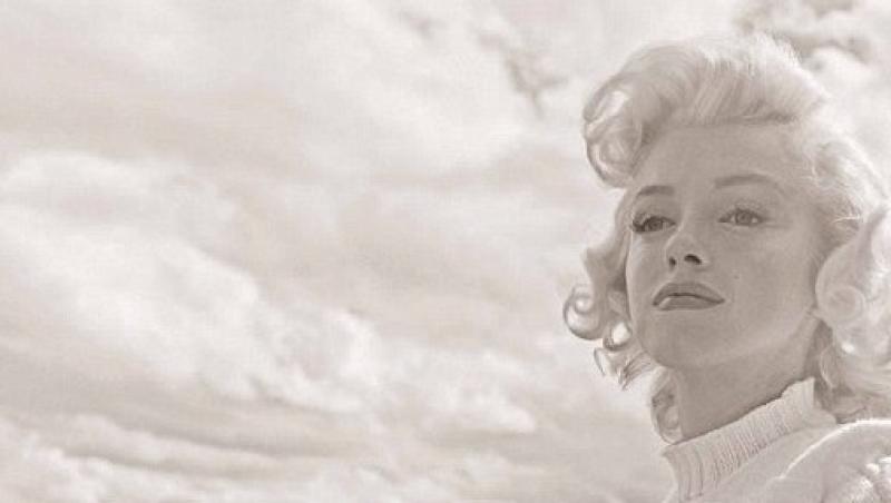 FOTO INEDIT! Marilyn Monroe, in costum de baie la marginea drumului