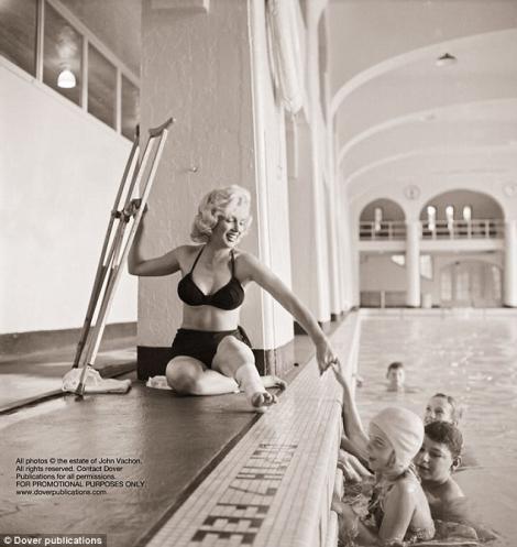 FOTO INEDIT! Marilyn Monroe, in costum de baie la marginea drumului
