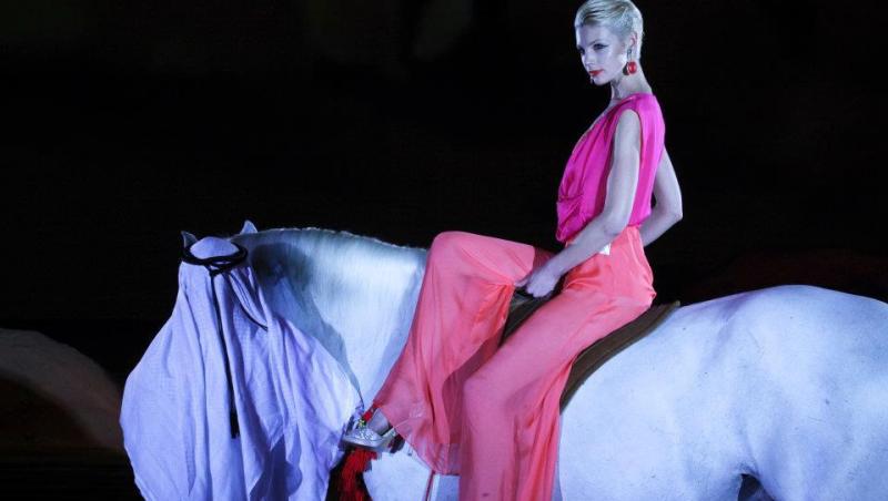 Salopeta Mirelei Stelea, pe un cal alb, la Ceremonia oficiala de deschidere a Dubai Fashion Week