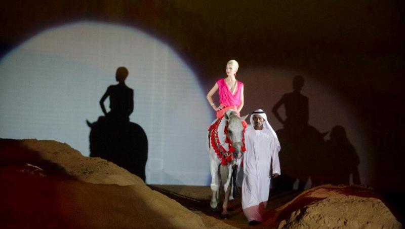 Salopeta Mirelei Stelea, pe un cal alb, la Ceremonia oficiala de deschidere a Dubai Fashion Week