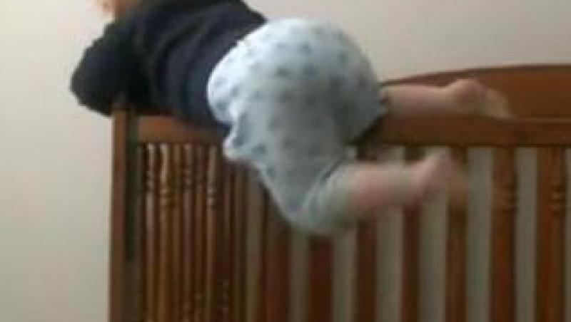 VIDEO! Vezi ce face un bebelus care uraste sa fie filmat!