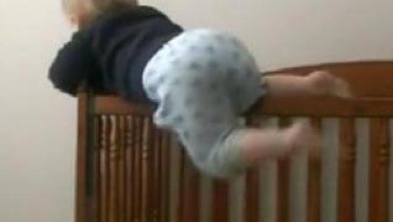 VIDEO! Vezi ce face un bebelus care uraste sa fie filmat!