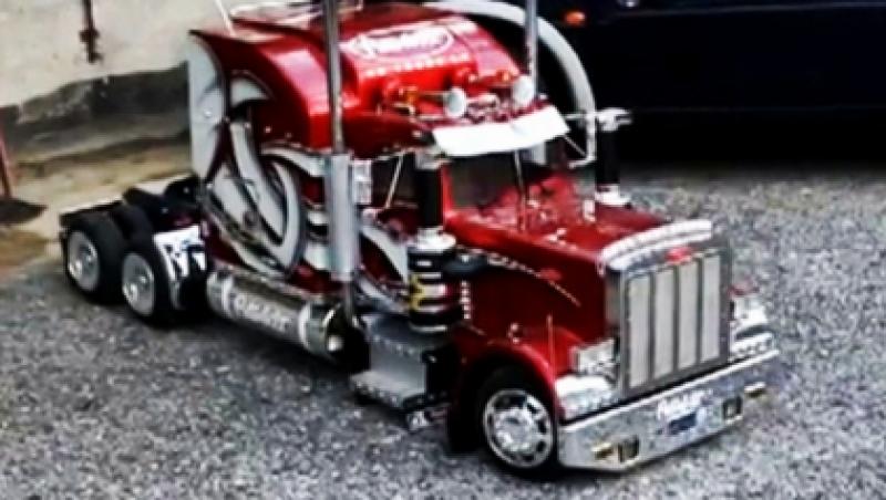 FOTO! Vezi camionul teleghidat care tracteaza masini!