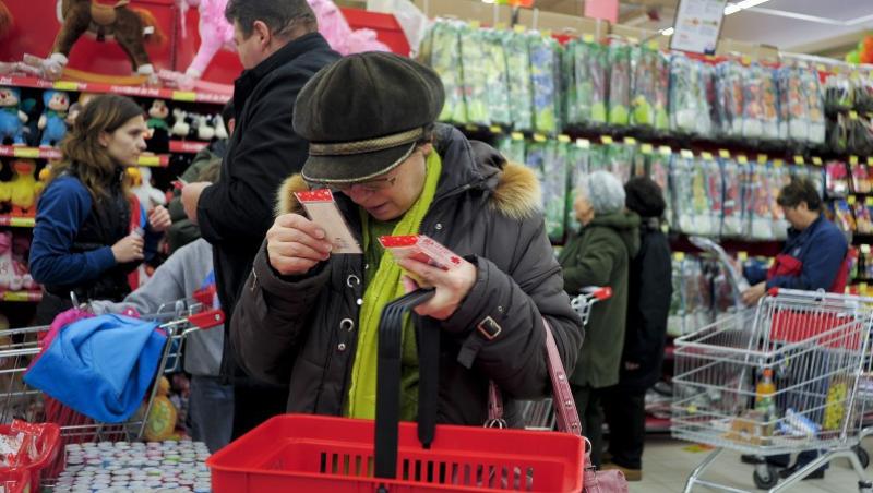 Contradictie: Romanii traiesc de pe o zi pe alta, dar supermarketurile fac profituri enorme
